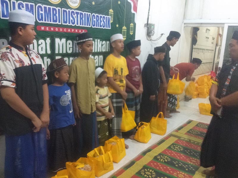 LSM-GMBI Distrik Gresik :Menyalurkan Zakat fitrah dan santunan untuk Anak Yatim, piatu, janda tua, fakir miskin, Duafa. 